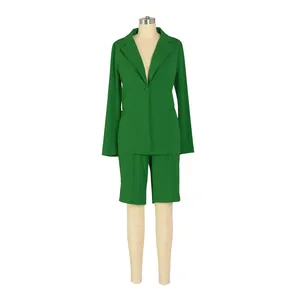 Vista completa de traje de dos piezas verde para mujer con blazer y pantalón corto
