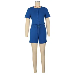 Completo due pezzi da donna blu in maglia a costine con t-shirt e pantaloncini a cordoncino.