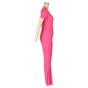 Vue latérale d'un ensemble deux pièces rose à manches courtes nervuré sur un mannequin