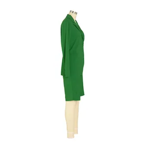 Vista lateral de un traje verde de dos piezas con blazer y pantalones cortos a juego.