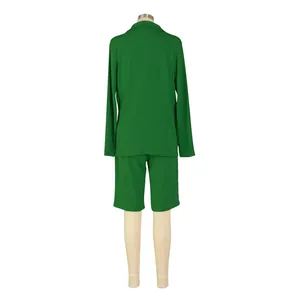 Vista trasera de un traje informal de dos piezas verde para mujer con chaqueta y pantalón