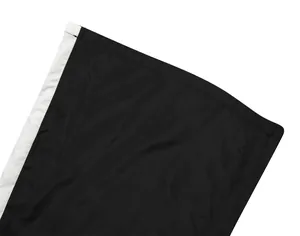 Detaillierte Ansicht der Nähte an einer schwarz-weißen gewebten Sportjacke für Damen