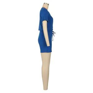 Vista laterale di un set sportivo a due pezzi blu a costine per donna su un manichino.