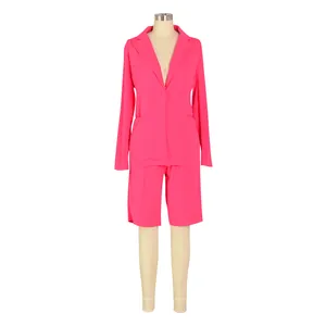 Detalle de un conjunto de dos piezas rosa vibrante para mujer con blazer y shorts