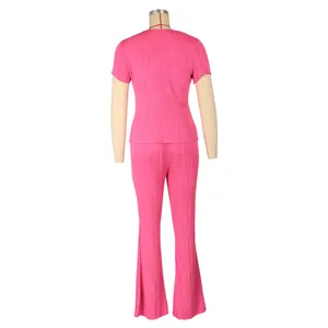 Vue arrière d'un ensemble deux pièces côtelé rose fuchsia pour femmes avec pantalon évasé