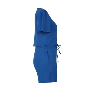 Vista laterale del completo blu a due pezzi da donna con t-shirt e pantaloncini a coste