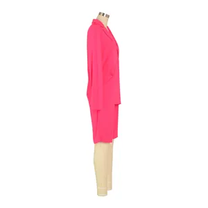 Vista lateral que muestra el perfil de un traje informal rosa vibrante de chaqueta y pantalones
