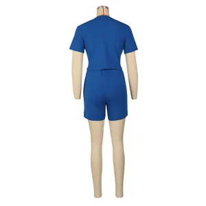 Vista posteriore di un set blu a due pezzi con t-shirt a maniche corte e pantaloncini