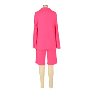 Vista trasera de un conjunto de dos piezas de blazer y pantalones cortos rosa fucsia