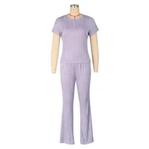 Vue détaillée d'un ensemble deux pièces violet pour femme avec haut à manches courtes