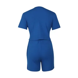 Vista posteriore di un completo due pezzi blu reale da donna con t-shirt e pantaloncini