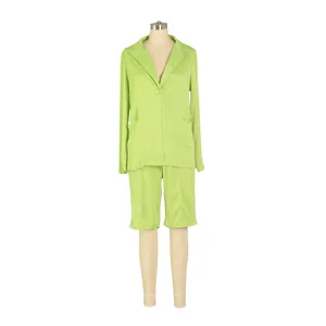 Conjunto de 2 piezas para mujer con chaqueta blazer y pantalones cortos verde lima en maniquí