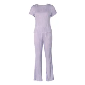 Ensemble d'été deux pièces côtelé violet clair avec haut à manches courtes et pantalon évasé