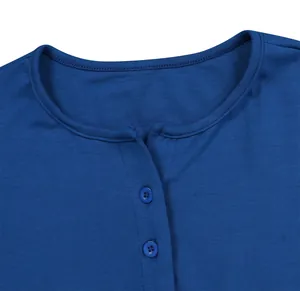 Dettaglio macro di una t-shirt in maglia a coste blu reale con scollo rotondo e bottoni