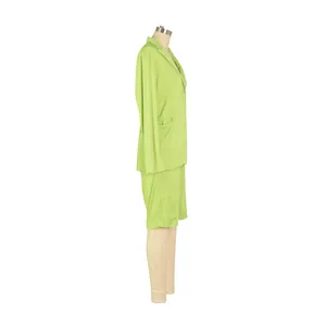 Vista lateral del conjunto de dos piezas para mujer con chaqueta y pantalón corto verde