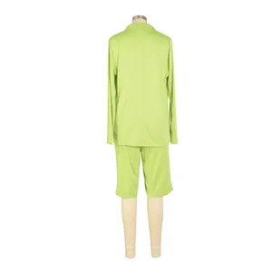 Vista posterior detallada de un traje casual de dos piezas para mujer verde lime