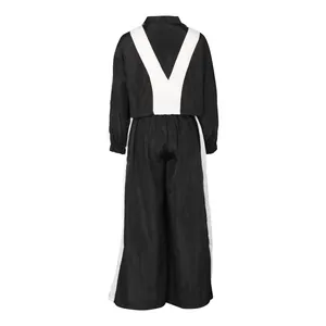 Minimalistisches schwarz-weißes zweiteiliges Sportset mit lockerem Oberteil und weiten Hosen