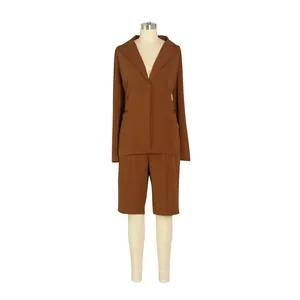 Detalle del conjunto de dos piezas marrón para mujer con chaqueta blazer y short