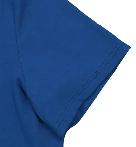 Dettaglio manica corta in maglia a costine blu con cuciture fini e texture del tessuto