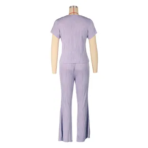 Vue arrière d'un ensemble deux pièces violet avec haut à manches courtes et pantalon évasé