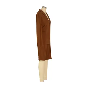Vista lateral de un traje profesional de dos piezas con blazer y pantalones cortos marrones