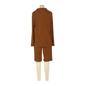 Vista posterior detallada de un conjunto informal marrón de dos piezas con blazer y shorts