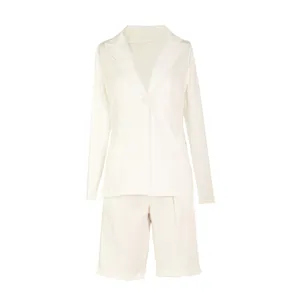 Primer plano profesional de un conjunto de blazer de dos piezas blanco y shorts para mujer