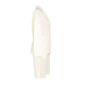 Vista de perfil lateral de un conjunto blanco informal de chaqueta y pantalón corto