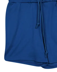 Dettaglio ravvicinato di pantaloncini sportivi blu con coulisse in vita e trama del tessuto