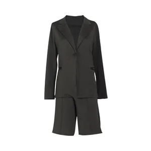 Elegante traje de dos piezas negro para mujer con chaqueta larga y pantalones cortos
