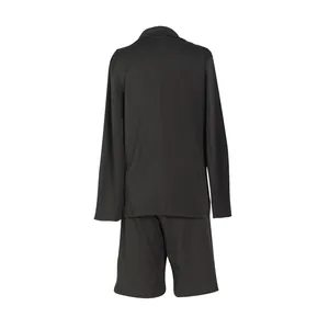 Vista posterior de un conjunto de traje negro casual para mujer con blazer y shorts