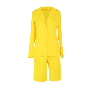 Detalle frontal de un traje de dos piezas para mujer en amarillo vibrante con blazer.