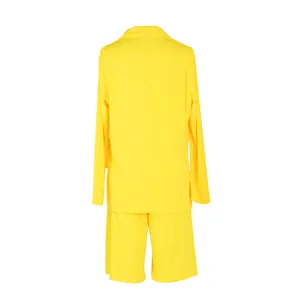 Detalle de vista posterior de un conjunto de traje casual amarillo de dos piezas para mujer