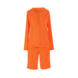 Conjunto de dos piezas para mujer con blazer y pantalones cortos en color naranja vivo