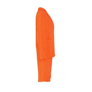 Vista lateral de un conjunto de dos piezas naranja vibrante de chaqueta y pantalón