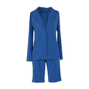 Vista de cerca de un elegante conjunto casual azul de dos piezas con blazer y pantalones