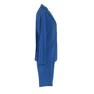 Perfil lateral de un conjunto casual de chaqueta y pantalones cortos azules para mujer