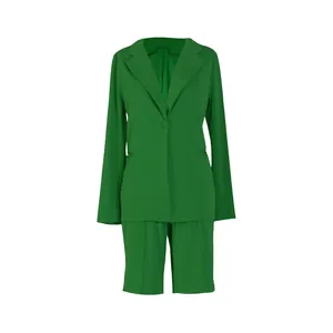 Conjunto de dos piezas de blazer y pantalones cortos verdes para mujer en primavera