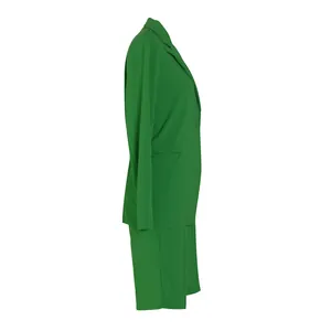 Vista lateral de un conjunto casual de dos piezas en verde vibrante con chaqueta