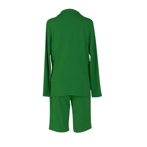 Vista posterior de un conjunto de traje casual verde de dos piezas con blazer y shorts
