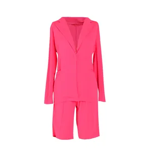 Detalle de conjunto de dos piezas de blazer y shorts rosa para mujer, estilo verano.