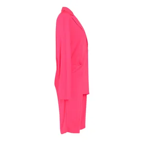 Perfil lateral de un traje de dos piezas de chaqueta y pantalones cortos rosa neón