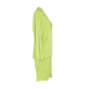 Vista lateral de un conjunto de dos piezas para mujer, blazer verde lima y shorts a juego.