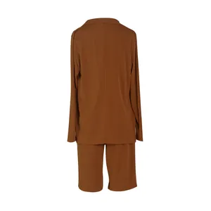 Vista posterior que muestra el corte y ajuste de este conjunto de blazer y pantalones cortos
