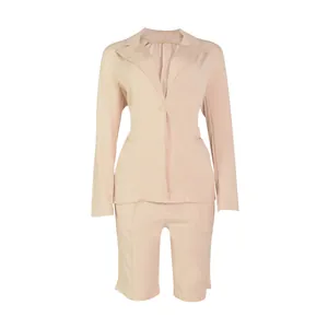 Conjunto casual de dos piezas para mujer con blazer y shorts en color beige melocotón