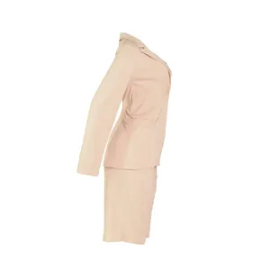 Perfil lateral detallado de un conjunto de traje de dos piezas para mujer en color melocotón