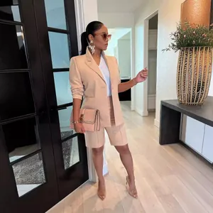 Elegante conjunto de blazer y pantalones cortos de mujer en color albaricoque