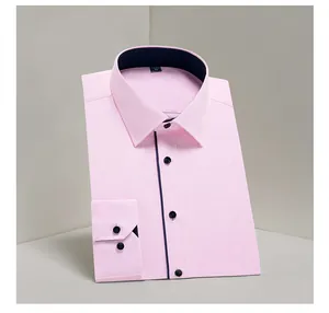 Detail van roze herenoverhemd met donkerblauwe contrastkraag en knoopsluiting