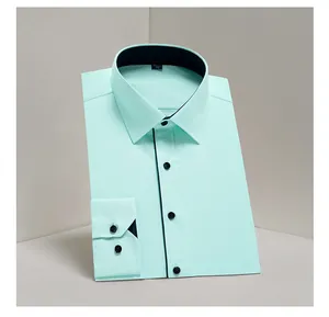 Detailweergave van een herenoverhemd in mintgroen met lange mouwen en blauwe bies