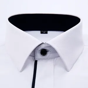 Detailopname van een witte overhemdkraag met stijlvolle zwarte bies en knoop.